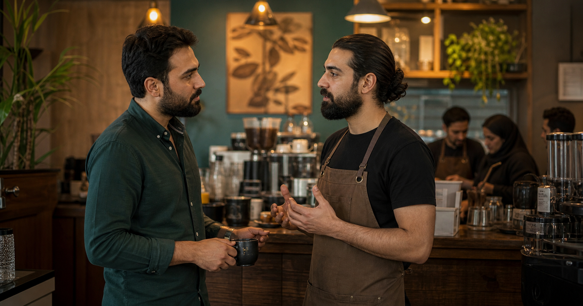 مدیر کافه در گفتوگوی صمیمی و حرفهای با یکی از کارکنان برای حل مسائل کاری